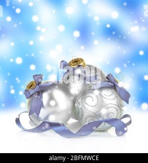 Weihnachtskugeln auf glänzend blauem Hintergrund Stockfoto