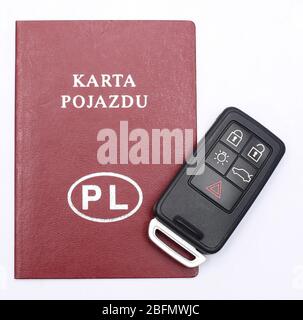 Tschenstochau, Polen - 18. April 2020: Polen Fahrzeugkarte und Fahrzeugschlüssel auf weißem Hintergrund Stockfoto