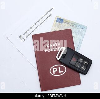 Tschenstochau, Polen - 18. April 2020: Polen Fahrzeugkarte und Fahrzeugschlüssel auf weißem Hintergrund Stockfoto