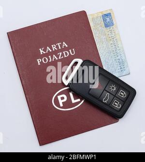 Tschenstochau, Polen - 18. April 2020: Polen Fahrzeugkarte und Fahrzeugschlüssel auf weißem Hintergrund Stockfoto