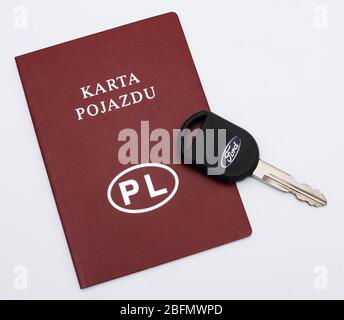 Tschenstochau, Polen - 18. April 2020: Polen Fahrzeugkarte und Ford-Schlüssel auf weißem Hintergrund Stockfoto