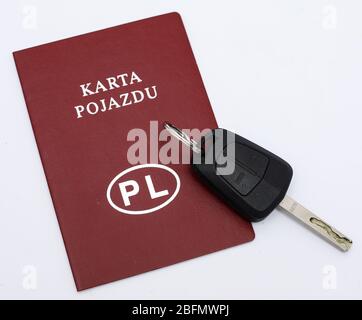 Tschenstochau, Polen - 18. April 2020: Polen Fahrzeugkarte und Fahrzeugschlüssel auf weißem Hintergrund Stockfoto