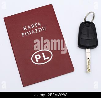 Tschenstochau, Polen - 18. April 2020: Polen Fahrzeugkarte und Fahrzeugschlüssel auf weißem Hintergrund Stockfoto