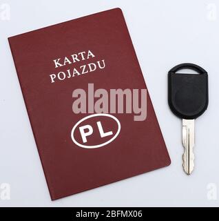 Tschenstochau, Polen - 18. April 2020: Polen Fahrzeugkarte und Fahrzeugschlüssel auf weißem Hintergrund Stockfoto