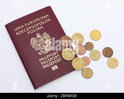 Tschenstochau, Polen - 18. April 2020: Reisepass und Münzen der Europäischen Union Republik Polen auf weißem Hintergrund Stockfoto