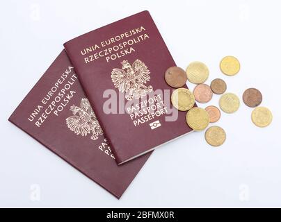 Tschenstochau, Polen - 18. April 2020: Zwei Pässe der Republik Polen der Europäischen Union auf weißem Hintergrund Stockfoto