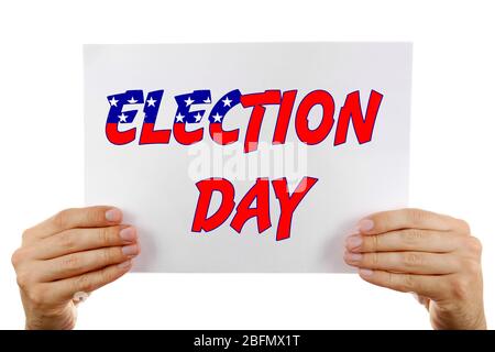 Hände halten Karte mit Wahltag Text isoliert auf weiß Stockfoto