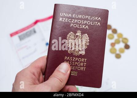 Tschenstochau, Polen - 18. April 2020: Reisepass der Europäischen Union, Republik Polen, auf weißem Hintergrund Stockfoto
