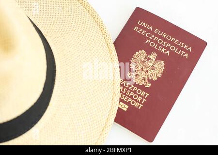 Tschenstochau, Polen - 18. April 2020: Europäische Union Republik Polen Pass und Hut auf weißem Hintergrund Stockfoto