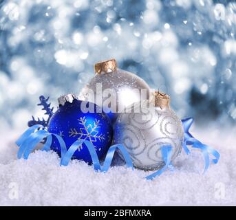 Weihnachtskugeln auf glänzend blauem Hintergrund Stockfoto