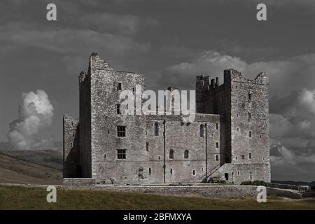 Bolton Castle, Yorkshire Dales, England, wurde im 14. Jahrhundert erbaut. In dieser Fantasieszene wurden Himmel und Landschaft verändert. Stockfoto