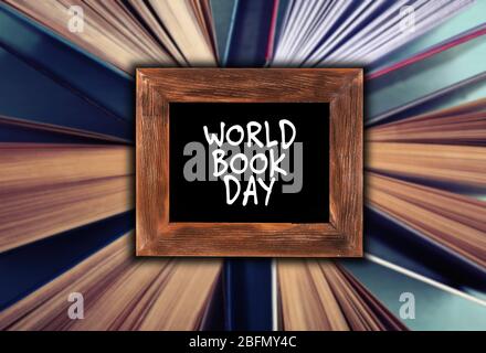 Konzept des World Book Day. Text im Rahmen auf verschwommenem Buchhintergrund Stockfoto