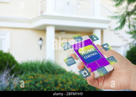 Verwenden der Smart Home-App auf dem Telefon. Smart Home Steuerungskonzept. Stockfoto