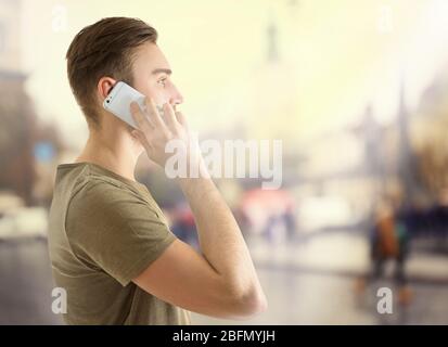 Junger Stadtmann mit Smartphone Stockfoto