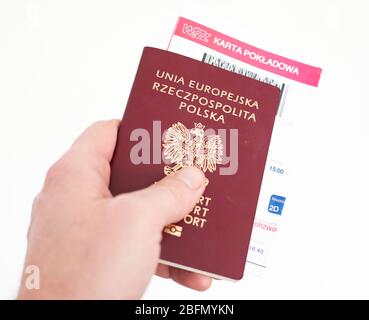 Tschenstochau, Polen - 18. April 2020: Reisepass und Bordkarte der Europäischen Union Republik Polen auf weißem Hintergrund in der Hand Stockfoto