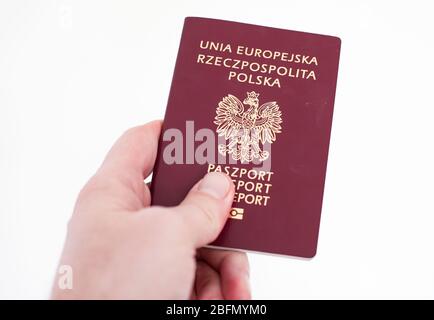 Tschenstochau, Polen - 18. April 2020: Reisepass der Europäischen Union Republik Polen auf weißem Hintergrund in der Hand Stockfoto