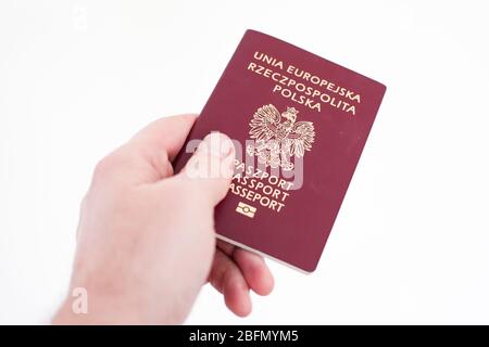 Tschenstochau, Polen - 18. April 2020: Reisepass der Europäischen Union Republik Polen auf weißem Hintergrund in der Hand Stockfoto