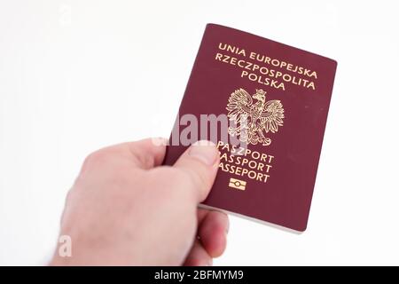 Tschenstochau, Polen - 18. April 2020: Reisepass der Europäischen Union Republik Polen auf weißem Hintergrund in der Hand Stockfoto
