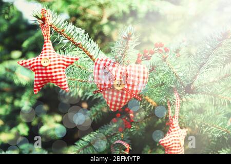 Weihnachtsbaum mit bunten Lichtern, Nahaufnahme Stockfoto