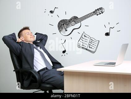 Porträt des jungen Geschäftsmannes im Büro mit Vektor-Ikonen Stockfoto