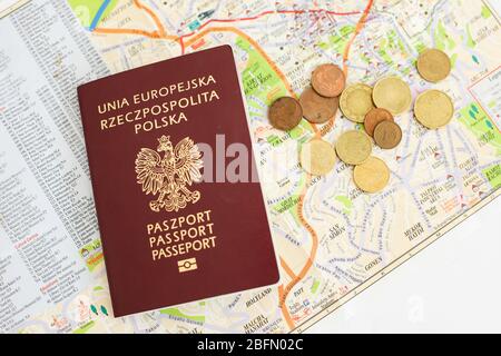 Tschenstochau, Polen - 18. April 2020: Europäische Union Republik Polen Pass und Geld vor dem Hintergrund des Stadtplans Stockfoto