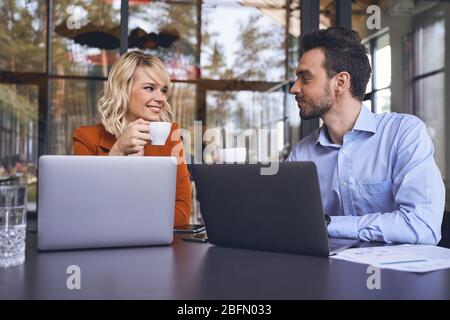 Zwei Geschäftsleute machen eine Kaffeepause Stockfoto