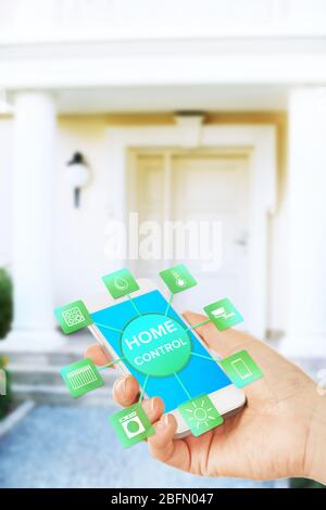 Verwenden der Smart Home-App auf dem Telefon. Smart Home Steuerungskonzept. Stockfoto