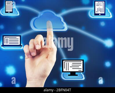 Männliche Hand drücken Touch Cloud Computing Taste auf dem virtuellen Bildschirm Stockfoto