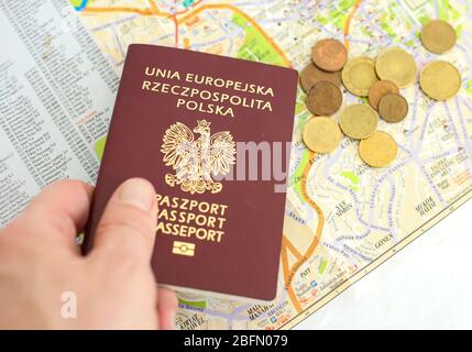 Tschenstochau, Polen - 18. April 2020: Europäische Union Republik Polen Pass und Geld vor dem Hintergrund des Stadtplans Stockfoto