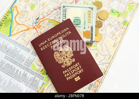 Tschenstochau, Polen - 18. April 2020: Europäische Union Republik Polen Pass und Geld vor dem Hintergrund des Stadtplans Stockfoto