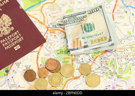 Tschenstochau, Polen - 18. April 2020: Europäische Union Republik Polen Pass und Geld vor dem Hintergrund des Stadtplans Stockfoto