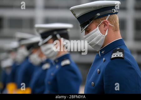 Colorado Springs, Vereinigte Staaten Von Amerika. April 2020. US-Luftwaffenkadette mit Gesichtsmasken zu Beginn der Abschlussfeier 2020 an der Air Force Academy am 18. April 2020 in Colorado Springs, Colorado. Kadetten mussten aufgrund der COVID-19, der Coronavirus-Pandemie, 8 Fuß bleiben. Quelle: TSgt. Michelle Alvarez/US Air Force/Alamy Live News Stockfoto