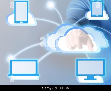 Männliche Hand drücken Touch Cloud Computing Taste auf dem virtuellen Bildschirm Stockfoto