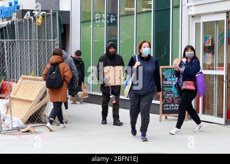 Menschen soziale Distanz in Manhattan East Village während Coronavirus COVID-19. New York, 17. April 2020. Stockfoto