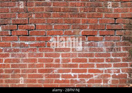 Alte, verwitterte Ziegelwand für Hintergrund. Stockfoto