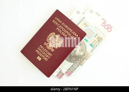 Tschenstochau, Polen - 18. April 2020: Reisepass der Europäischen Union, Republik Polen und polnische 500 Zloty Banknote auf weißem Hintergrund Stockfoto