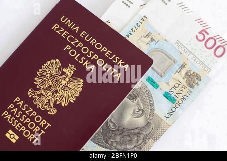 Tschenstochau, Polen - 18. April 2020: Reisepass der Europäischen Union, Republik Polen und polnische 500 Zloty Banknote auf weißem Hintergrund Stockfoto