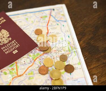 Tschenstochau, Polen - 18. April 2020: Europäische Union Republik Polen Reisepass, Münzen und Stadtplan auf Holzhintergrund Stockfoto