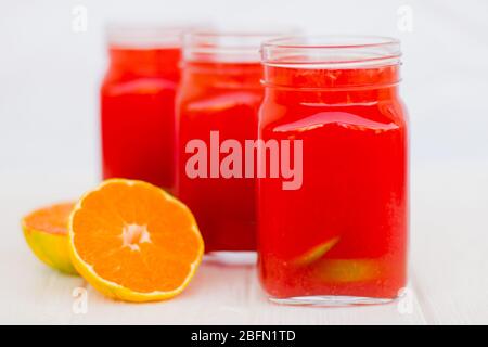 Erfrischende hausgemachte Limonade aus Wassermelone und Zitrone in Glasbechern auf hellem Hintergrund. Vitamine für die Gesundheit. Stockfoto