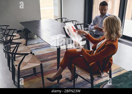 Professionelle Modedesigner, die in einem Studio arbeiten Stockfoto