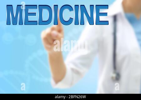 Ärztin berührt virtuellen Bildschirm auf blauem Hintergrund. Medizinisches Konzept Stockfoto