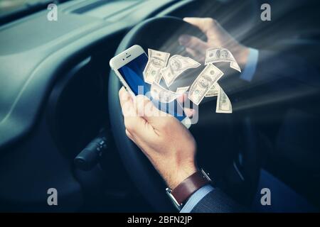 Finanzkonzept. Mann Fahrer mit Smartphone im Auto Stockfoto