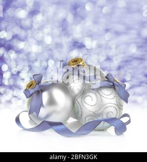 Weihnachtskugeln auf glänzendem lila Hintergrund Stockfoto