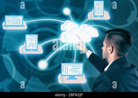 Mann drückt Touch Cloud Computing Taste auf dem virtuellen Bildschirm Stockfoto