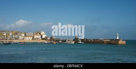 Panoramablick auf den Hafen von St Ives und Smeaton's Pier St Ives Cornwall England Stockfoto