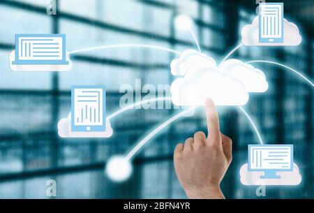 Männliche Hand drücken Touch Cloud Computing Taste auf dem virtuellen Bildschirm Stockfoto