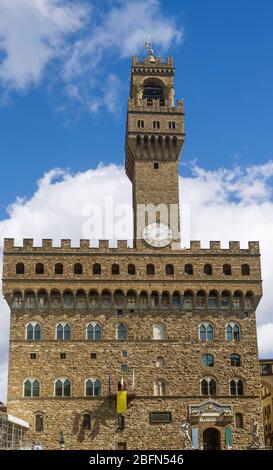 Detail des berühmten Palazzo Vecchio an der Piazza della Signoria, historisches Zentrum von Florenz, Italien, an einem sonnigen Tag Stockfoto