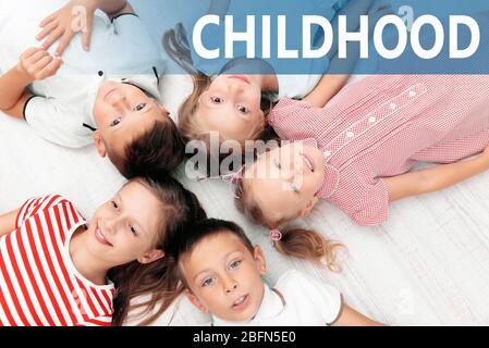 Draufsicht auf Kinder liegen auf dem Boden.Konzept der unachtsamen Kindheit Stockfoto