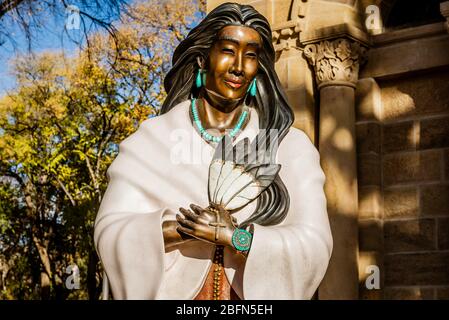 Die Bronzestatue der heiligen Kateri Tekakwitha, die von der Künstlerin Estella Loretto, der ersten indianischen Frau, die heilig gesprochen wurde, geschaffen wurde, in Santa Fe, NM. USA. Stockfoto