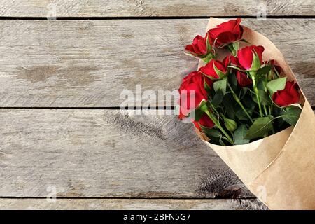 Schöne Komposition mit frischen Blumen auf Holztisch Stockfoto